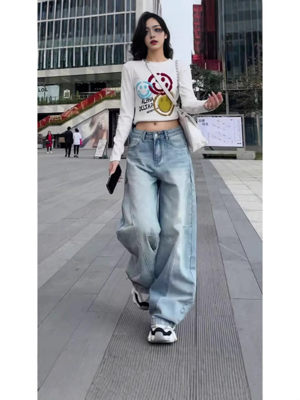 漫画ライトブルー刺繍鎌バナナジーンズ女性のための 2025 春の新ファッショントレンドシミターワイドレッグパンツ|undefined