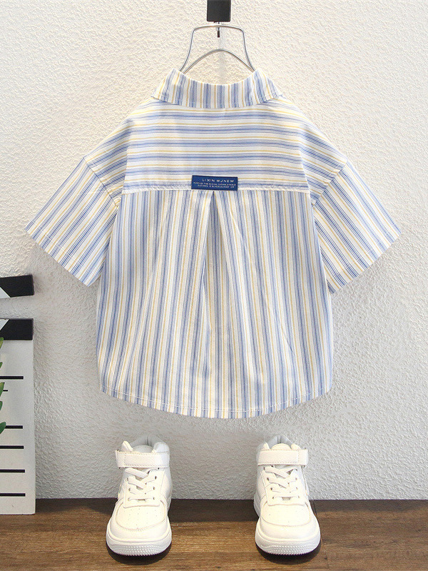 7960 Camisa de manga corta para niños de verano, hermosa blusa de solapa a rayas verticales para niños, camisa para niños pequeños y medianos, estilo de moda de verano