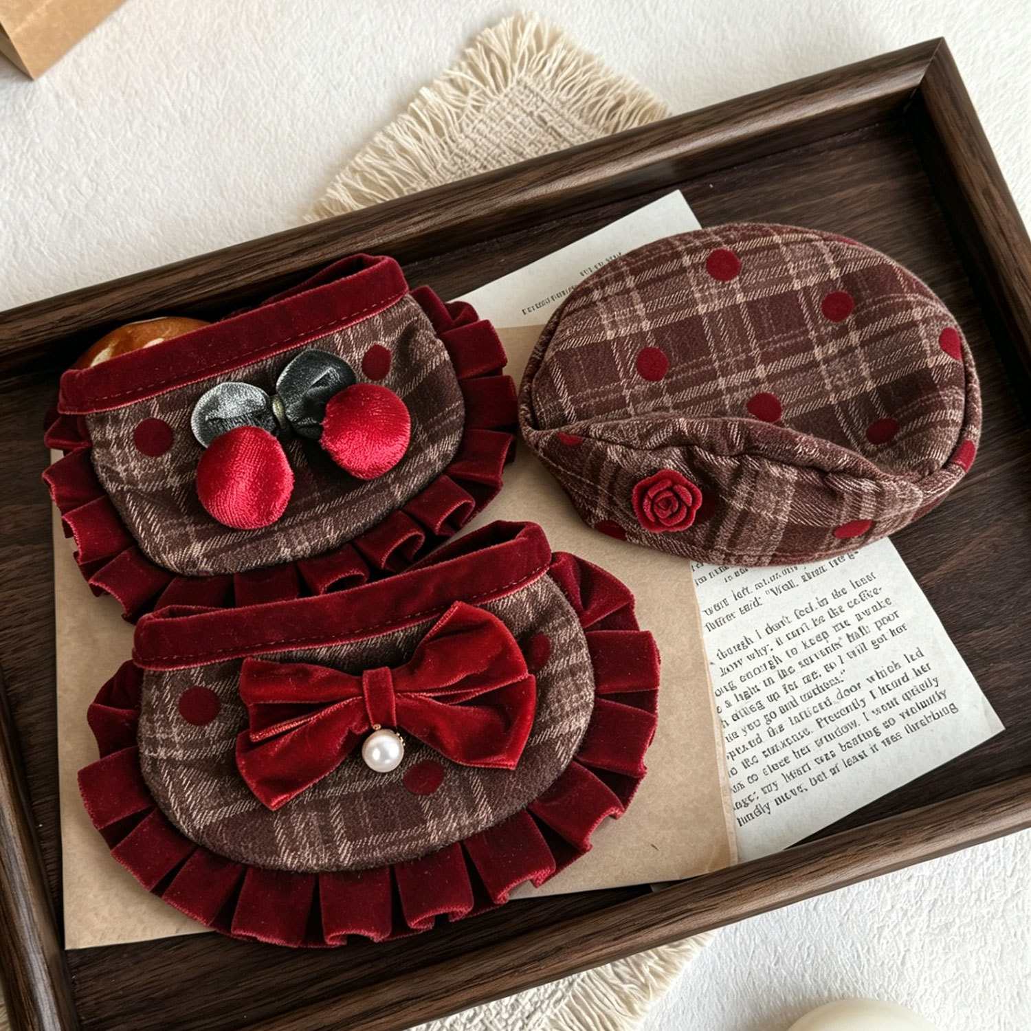 Mascotas de Año Nuevo de terciopelo de encaje bib gatos cachorros plaid flotilla flor arco cereza set sombrero boina