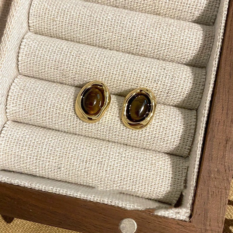 Pendientes de ojo de tigre artificial de color café Maillard con aguja de plata Pendientes simples y de moda de todo fósforo Pendientes ligeros de lujo de alta gama