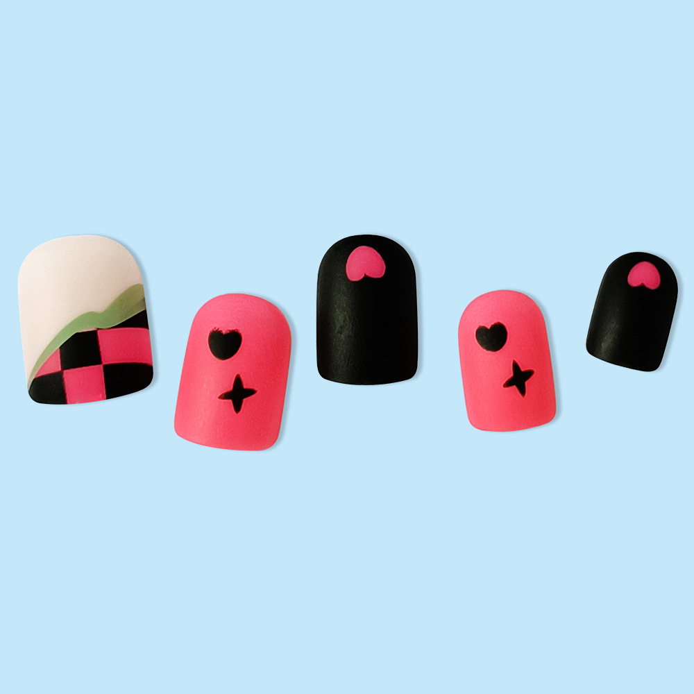 Pink negro, tablero de ajedrez de corazón de桃, manicure dulce, moda, chicas frescas, 24 piezas de uñas falsas, productos terminados.