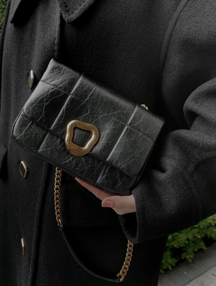 Medium black (pay attention to the gift box)