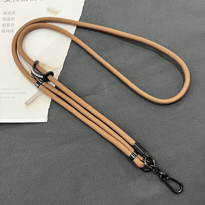 日系8mm携帯電話のストラップは、携帯ケースのストラップに斜めにまたがっています。|undefined