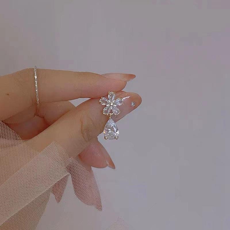 Wholesale Jewelry Elegant Sweet Flower Alloy Zircon Inlay Drop Earrings display picture 3
