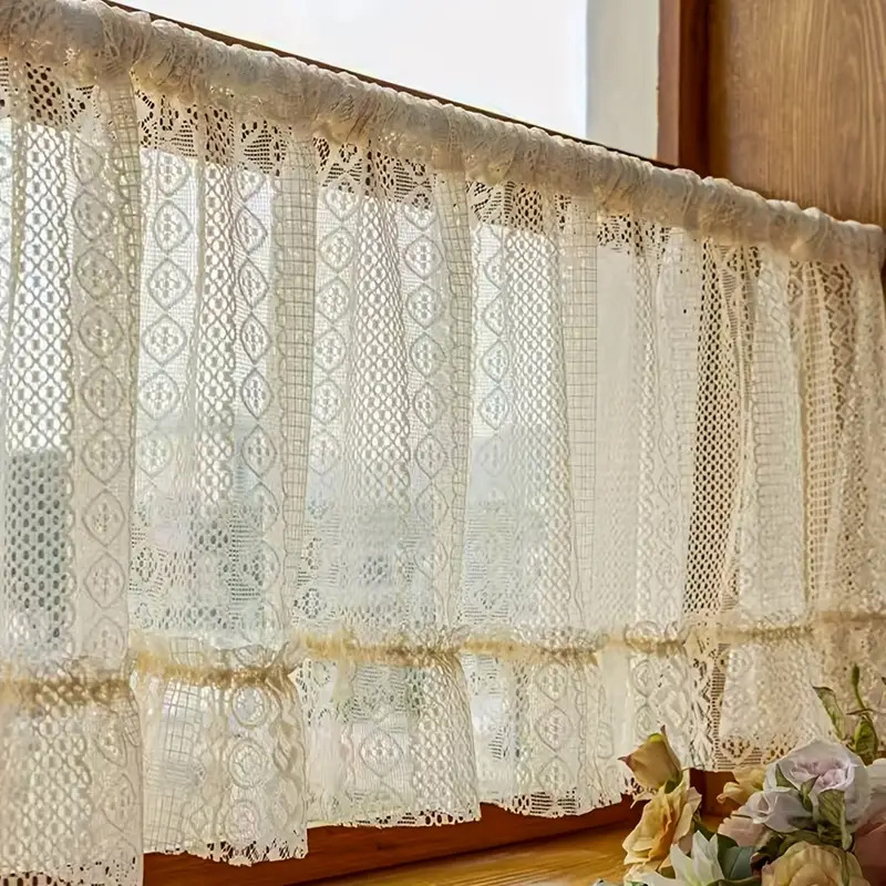 Comércio Exterior Transfronteiriço - Produto Acabado: Cortina curta de alta qualidade em estilo boêmio, na cor café, com acabamento em renda de bolinhas._voghion.com