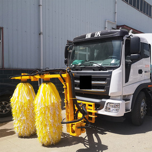 High-speed corrugated guardrail cleaning equipment road central isolation board vehicle-mounted guardrail cleaning machine sprinkler vehicle
