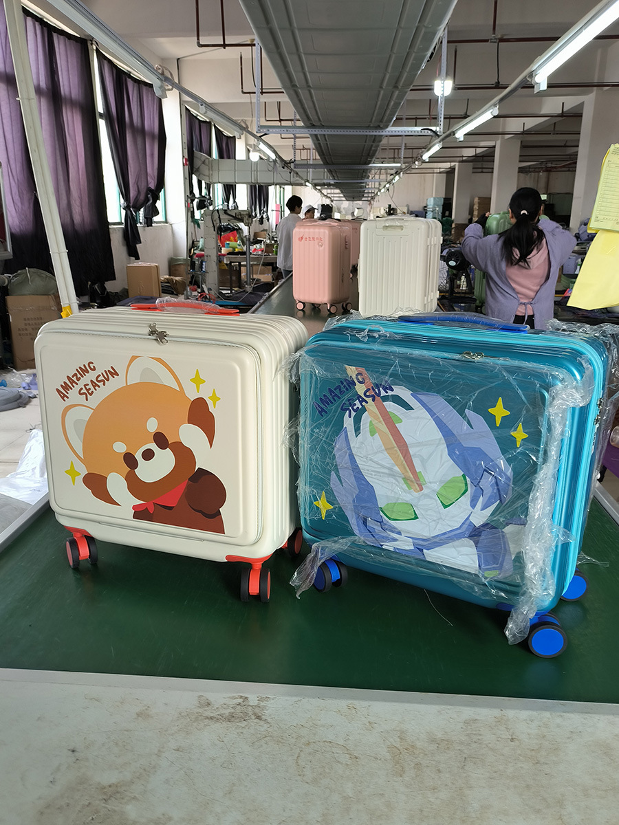 Patrón de logotipo personalizado de equipaje del fabricante Caja de carro de embarque de 18 pulgadas Impresión UV Graffiti Caja de regalo de la empresa para hombres y mujeres