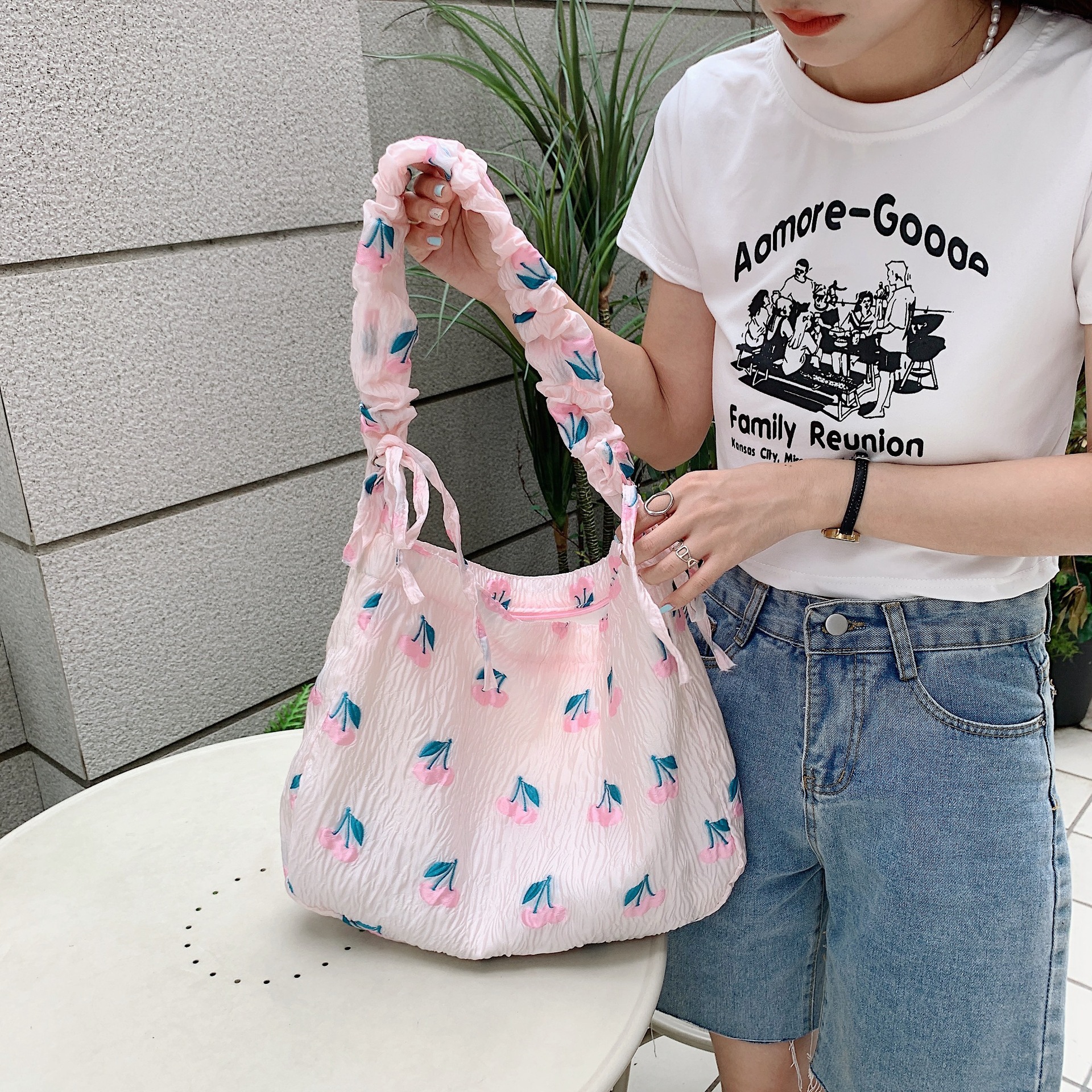 25247 embossed Cherry large-capacity portable bag, hand-held bag, storage bag, ladies' tote bag, single-shoulder pull-out shoulder strap undefined