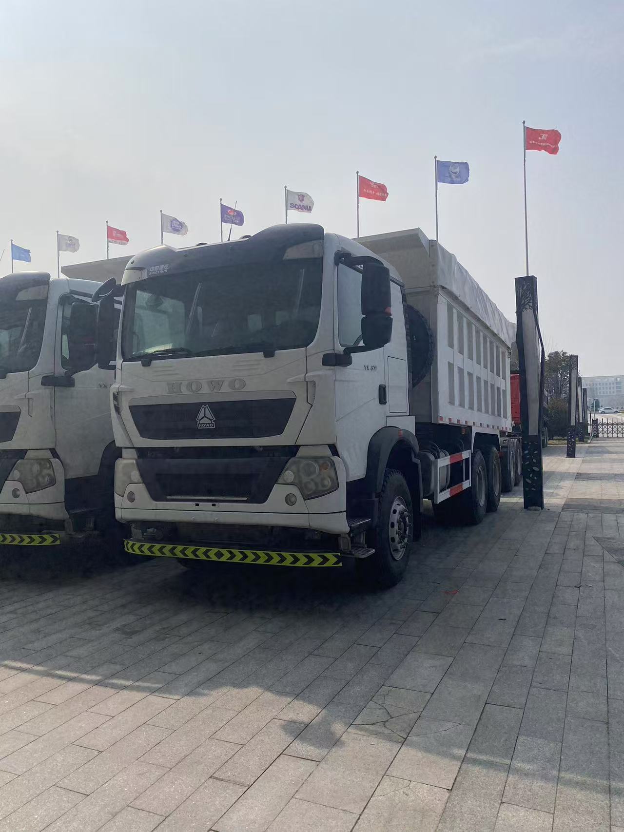 Howo 6X4 Dump Truck, 371 Horsepower Mining Rear-Dump Dump Truck, Rear Eight-Wheel Sand and Gravel Self-Unloading Engineering Vehicle