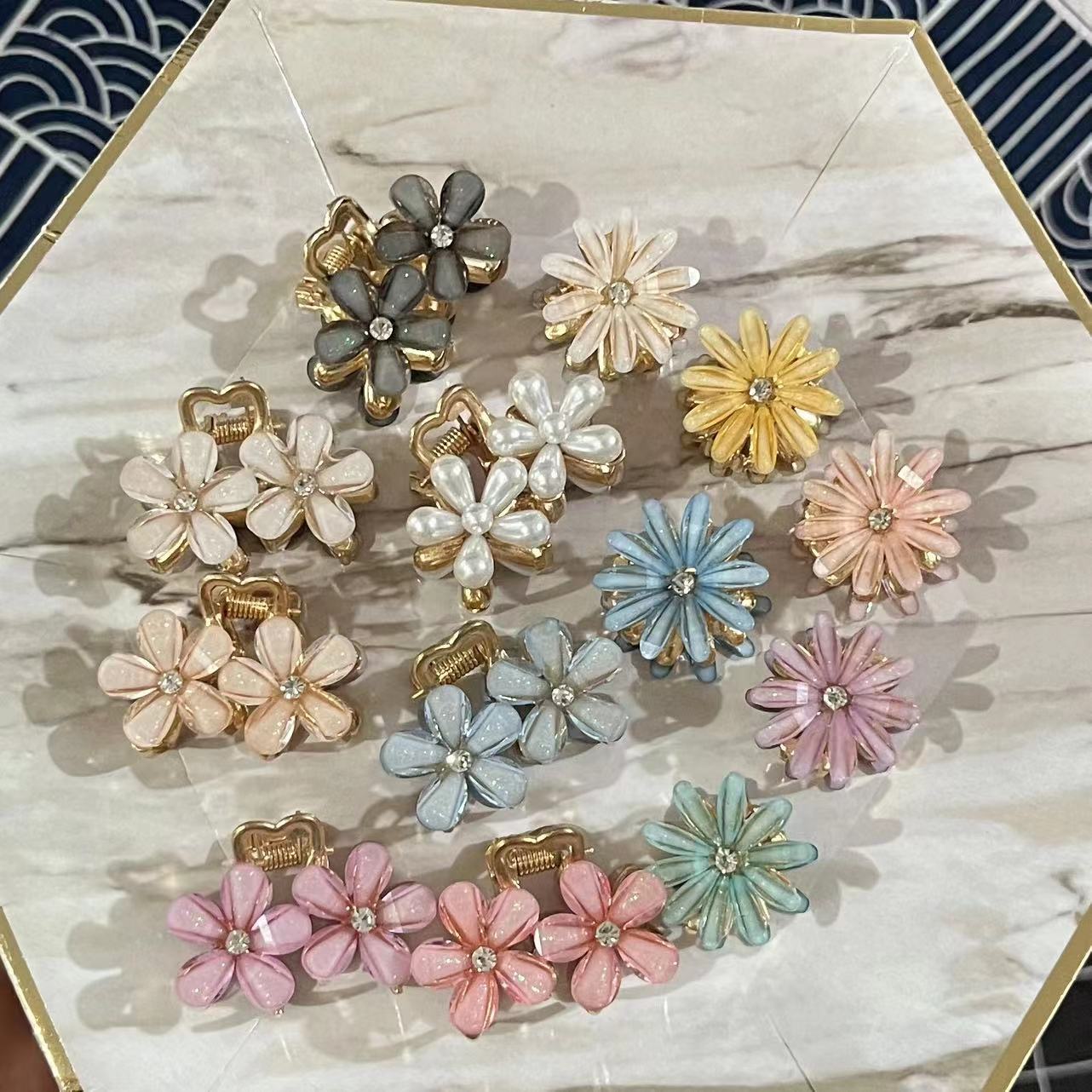 2023年新款時尚水晶花朵抓夾女中號盤髮夾發抓網紅鯊魚夾發卡頭飾