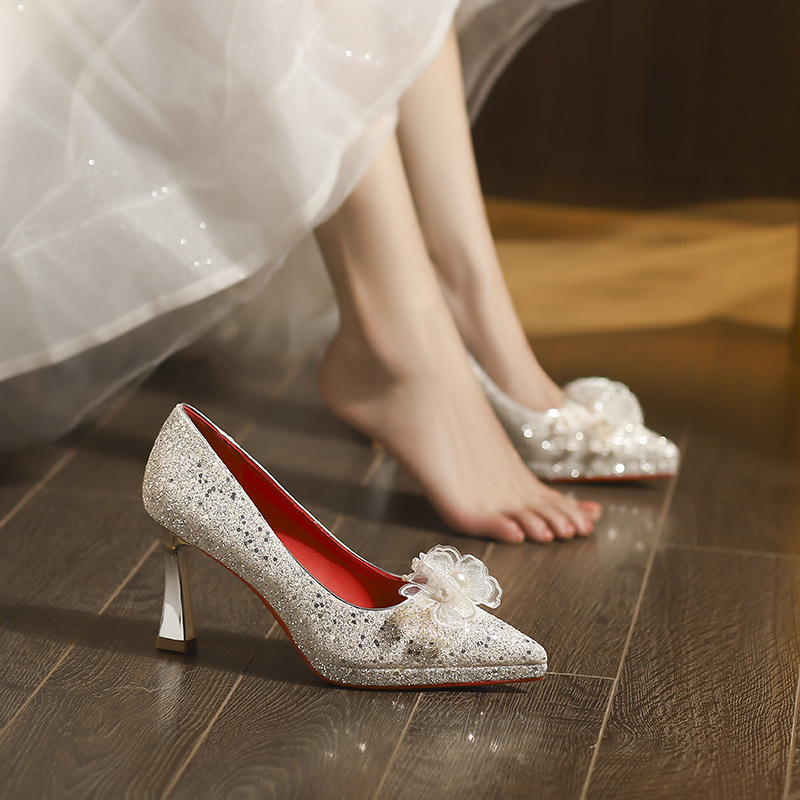 Giày cao gót mũi nhọn đính hoa sequin một dây stiletto — sâm panh