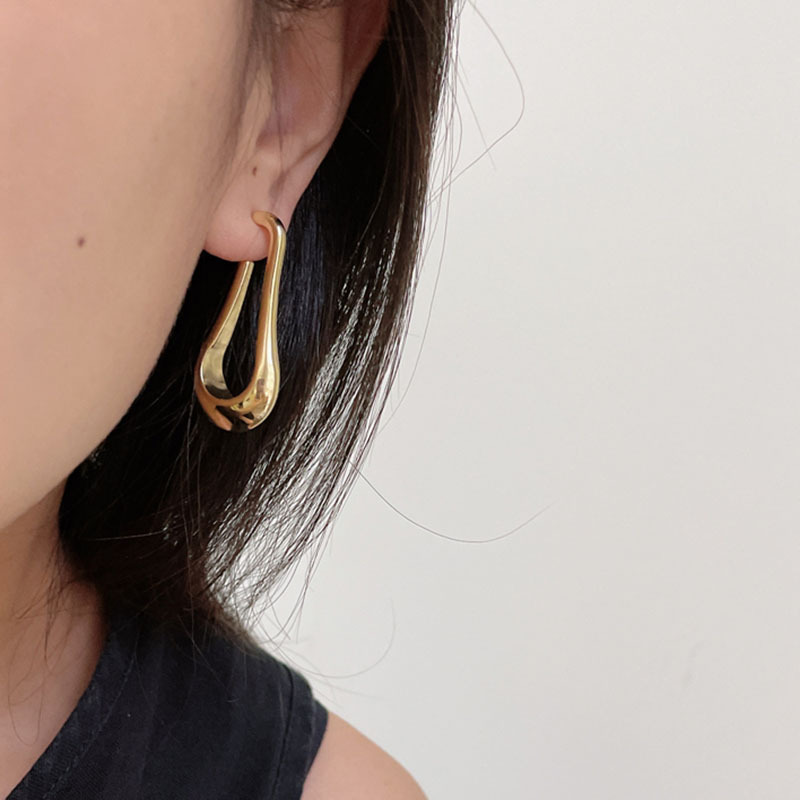 Pendientes de acero inoxidable de diseño geométrico popular retro en forma de U personalidad versátil 18K pendientes de acero de titanio chapado en oro real para mujeres