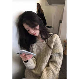 现 2025冬季新款韩国设计师archi*e jtou甜美落肩V领麻花毛衣