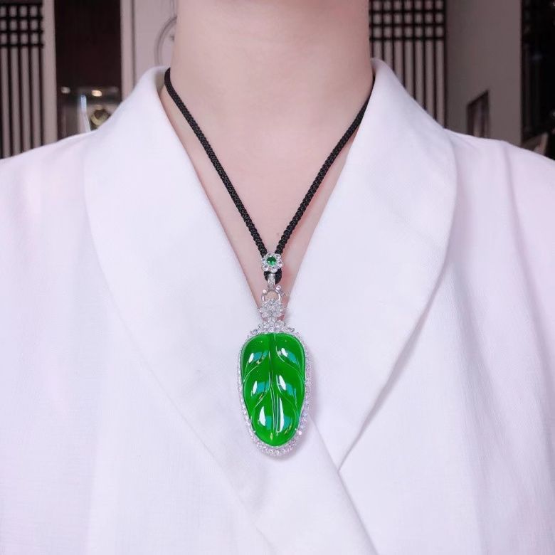 Mặt dây chuyền ngọc bích cây lá băng băng chứng nhận chính hãng Miến Điện dát vàng xanh hoàng đế