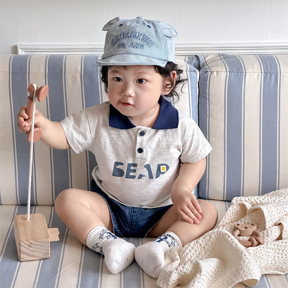 Versión coreana del estilo delgado de verano para bebés de 1 a 3 años, camiseta suelta con letras, traje casual para bebés de todo fósforo para hombres