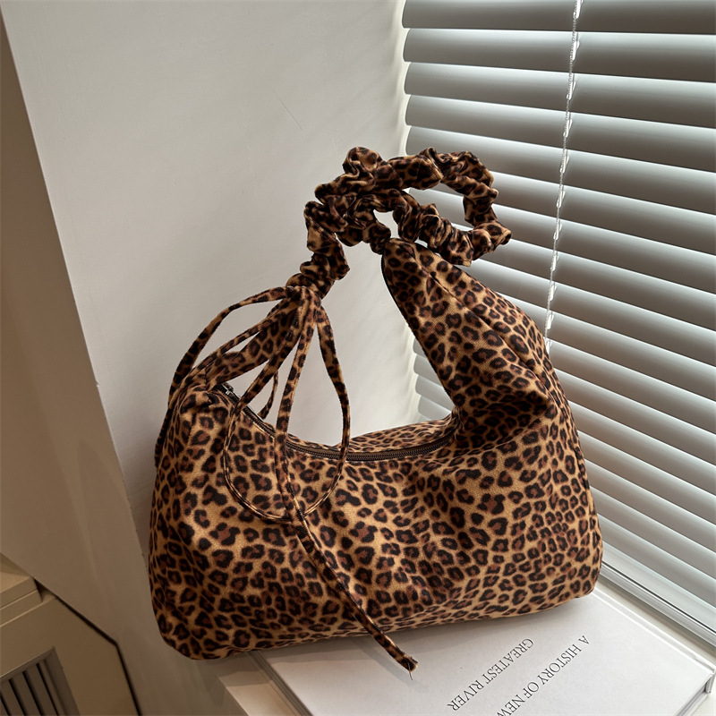 Bolso de moda clásico de leopardo coreano ins2024 otoño y invierno nuevo bolso de gran capacidad de literatura y arte perezoso
