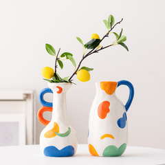 ヨーロッパの手描きの陶磁器の花瓶の置物の大口径の生花の乾いた花はデスクトップのテレビの棚の装飾の工芸品に挿し込みます。