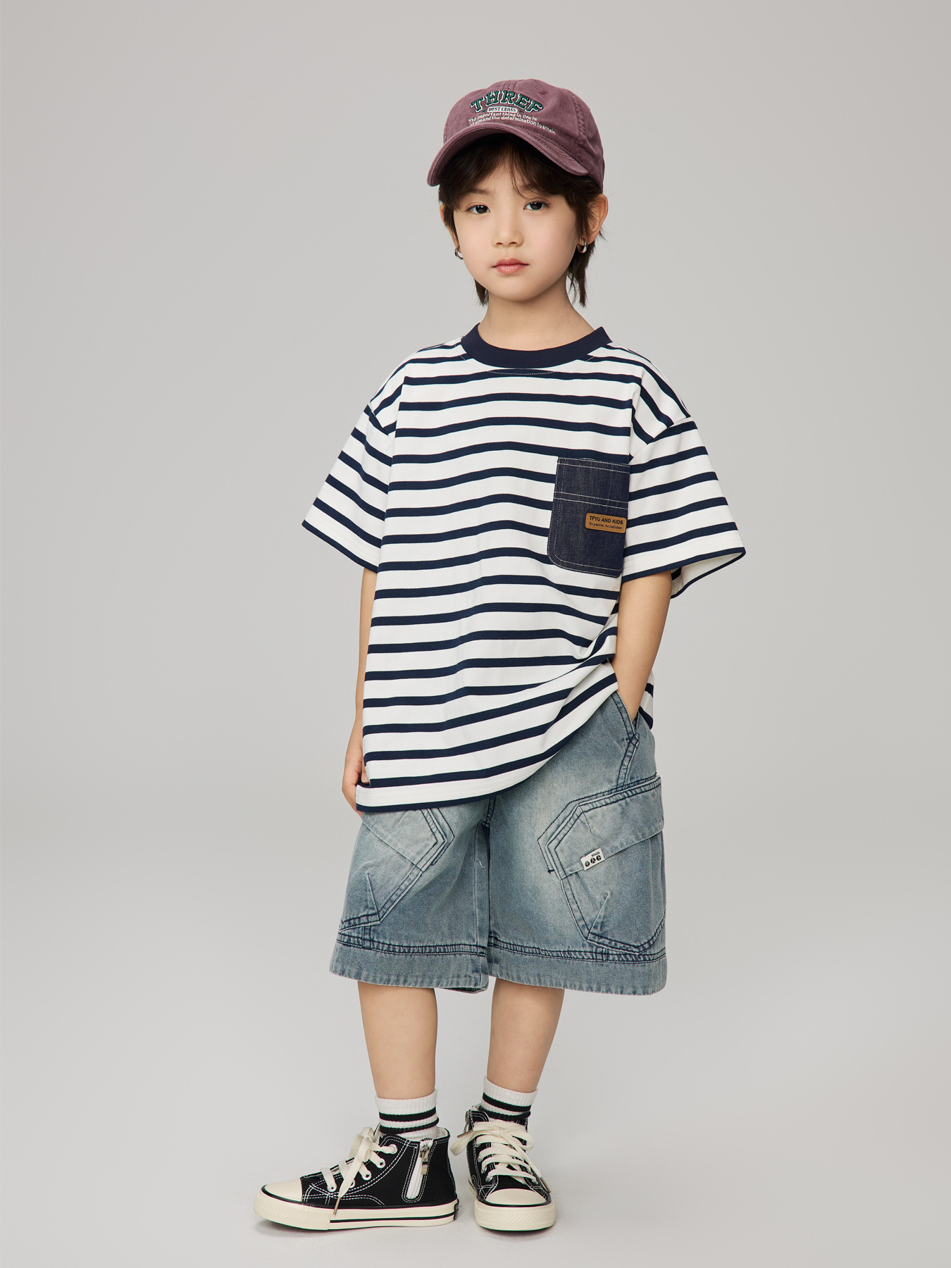 2025夏の新型子供ハンサムなデニムのポケットの半袖の上着の男の中で大きい子供のゆったりしているカジュアルなストライプのtシャツ