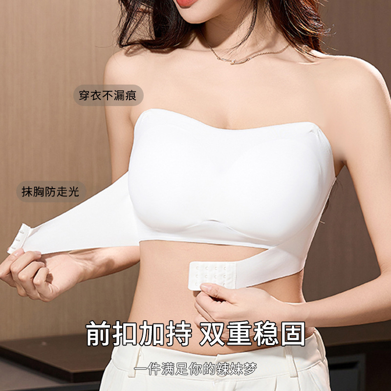 一字の周りの下着の女性の見えないブラジャーの小さい胸は滑り止めを集めて胸を拭きます。|undefined
