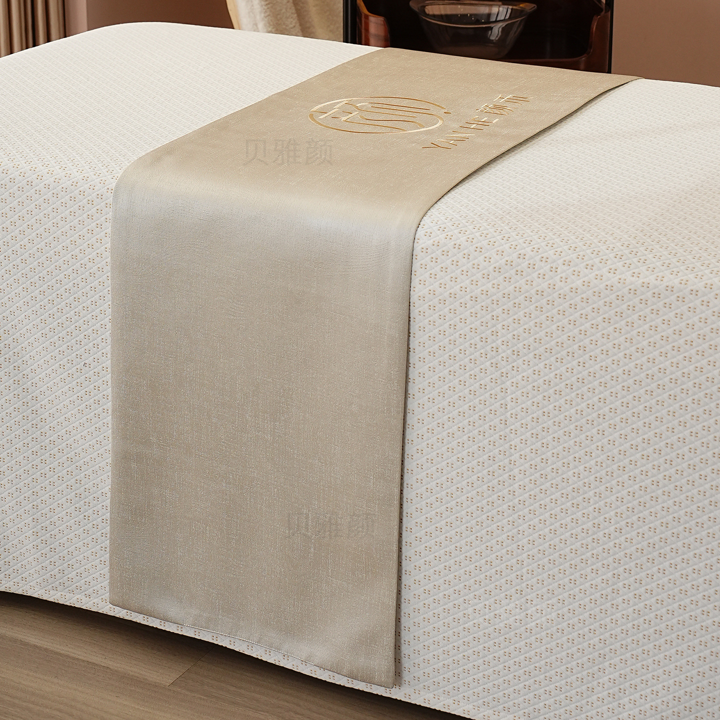 Exclusive bed runner and decorative duvet cover for the Beiya Yan Beauty Salon, high-end bed runner that can be embroidered with a logo to enhance brand image