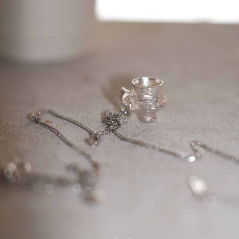 오리지널 틈새 디자이너 손으로 조각한 수제 컵 펜던트 스웨터 체인 선물