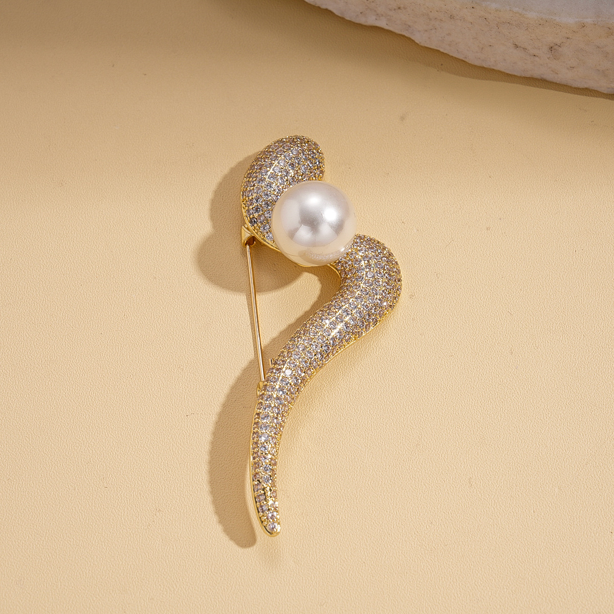 14k oro real galvanizado Zircon europeo y americano perla geometría torcida broche retro lujo ligero alto sentido accesorios de traje