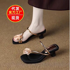 ファッショナブルでハイエンドな2025年モデル、女性がスカートとハイヒールサンダルと一緒に着用できる、見栄えの良い、美しい、西洋風の花柄スリッパです。
