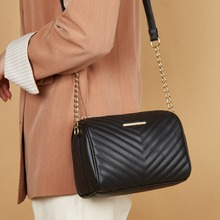2024年夏季新款斜挎包V纹单肩女包跨境风潮横款猪笼包绣花链条包