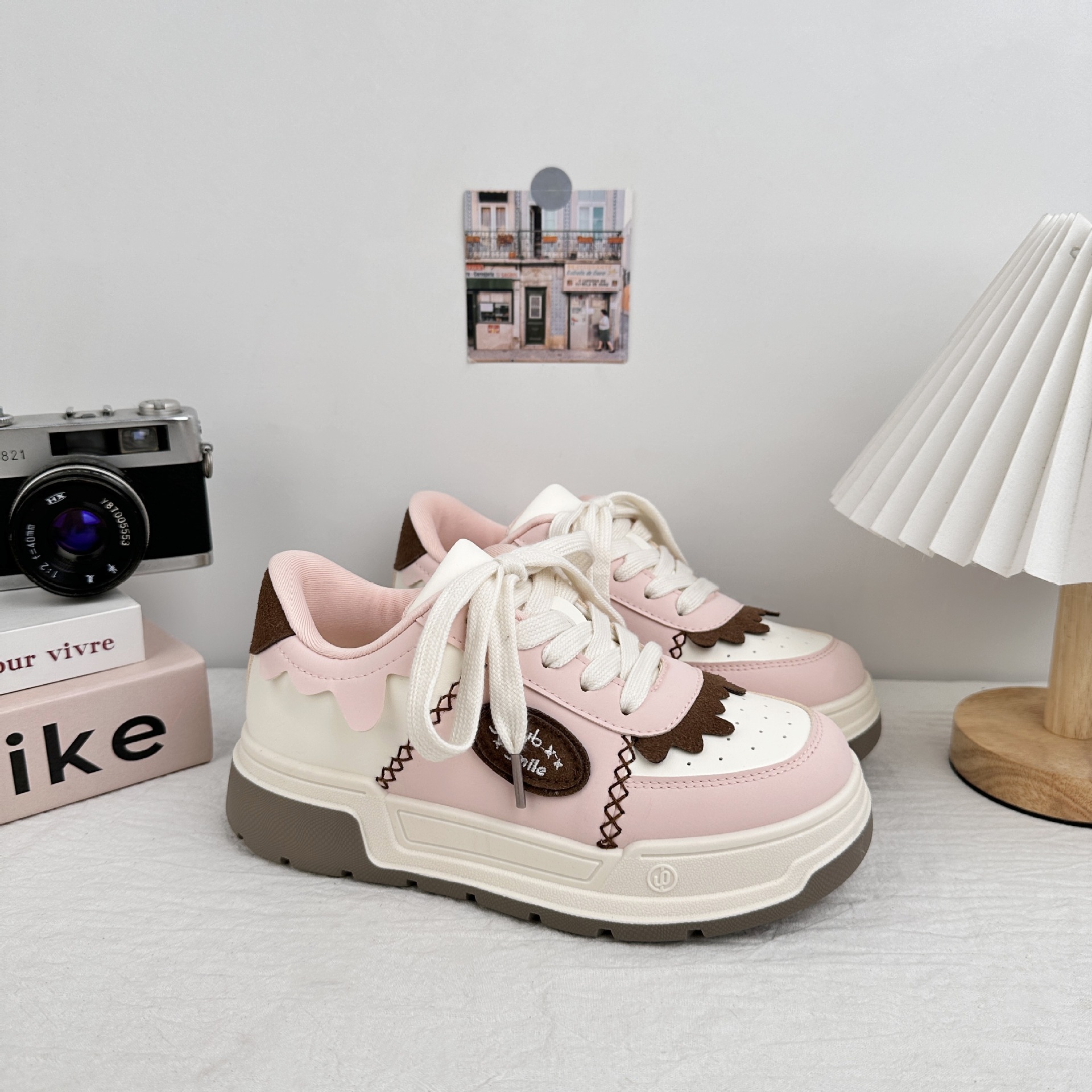 Zapatos de suela gruesa de larga onda para mujeres 2025 verano nuevo dulce estilo de estilo de escuela zapatos de skate casuales pequeños zapatos blancos