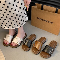 ベルトバックルレターフラットサンダル女性の夏のアウターウェア 2025 新しい多用途ビーチサンダルカジュアルビーチスリッパ