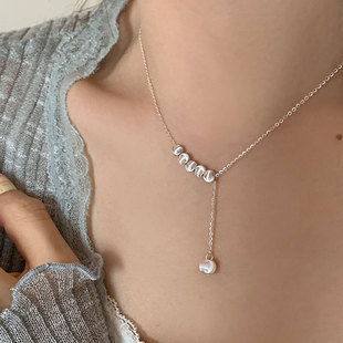 Brushed metal small ball pendant necklace for women, light luxury, simple personality, fashionable temperament, elegant neck chain, clavicle chain