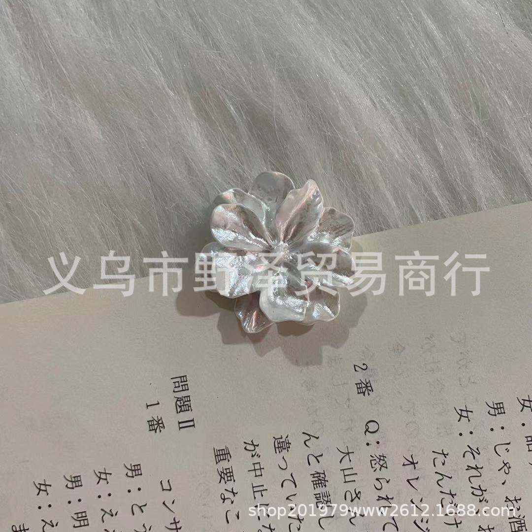 Pearlescent White Five-petal Flower