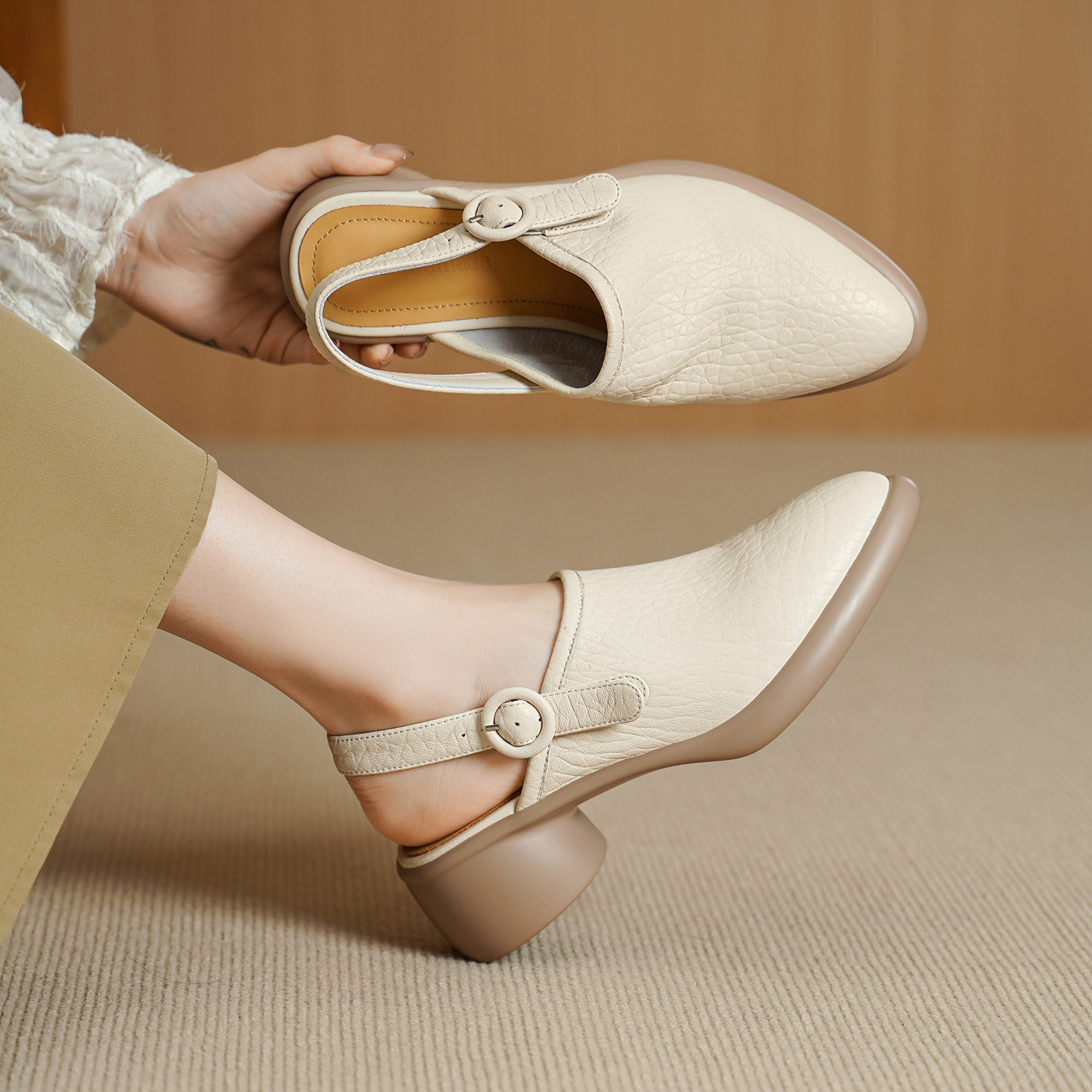 Sandal nữ da dê mũi tròn gót vuông cao 7 cm quai ngang khóa một chữ — đen