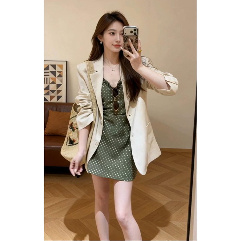In Stock for Summer: Korean-Style Retro Green Polka Dot Suspender Dress Paired with a Long-Sleeved Lapel Blazer Set