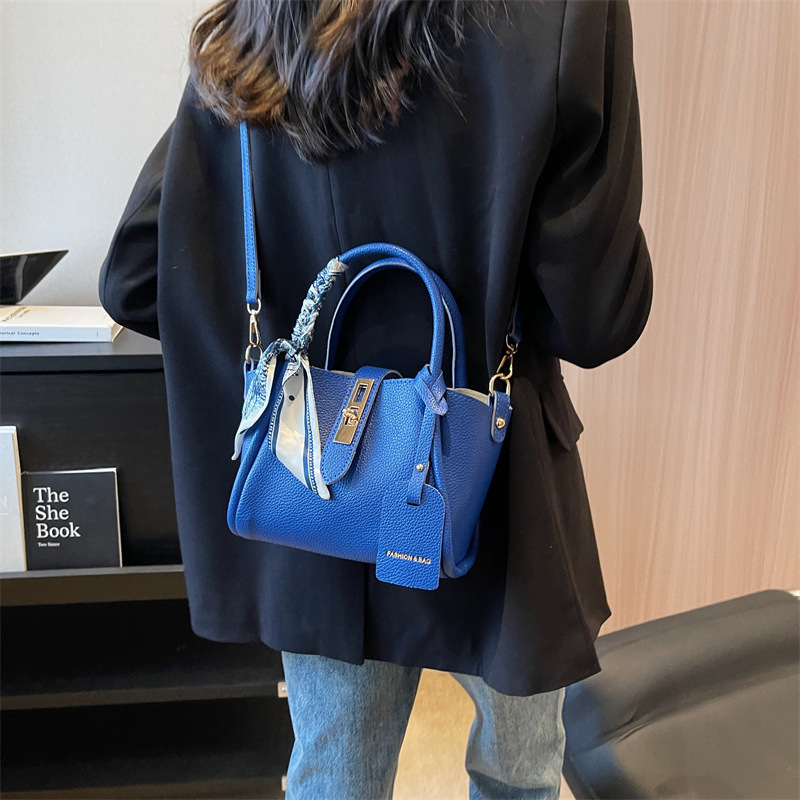 Bolso de mano de estilo occidental de alta gama para mujer 2024 nuevo bolso de cubo de agua de fuego súper popular bolso de mensajero retro de tendencia salvaje