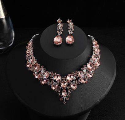 欧米の水晶の宝石のネックレスのイヤリングのセットの精巧でファッション的な気質の新婦のアクセサリのパーティーの高級な2つのセット