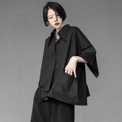 夏の怠惰な風のゆったりした半袖の黒いシャツの女性のデザイン感の小さい大衆の不規則な7分の袖のbfのシャツの上着
