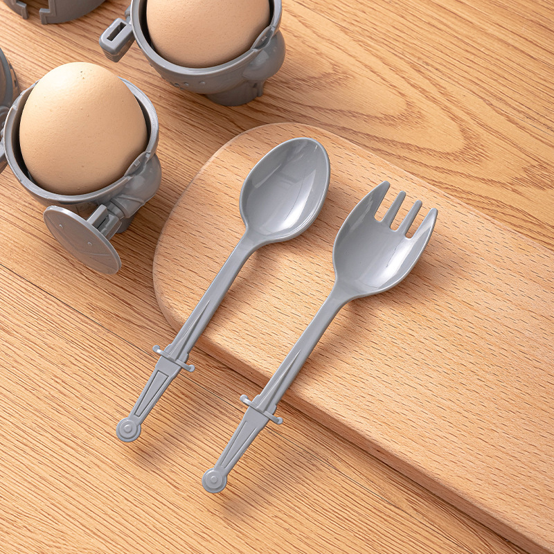 朝食の卵は卵の杯の小さい兵の卵を入れて器を保護します。|undefined