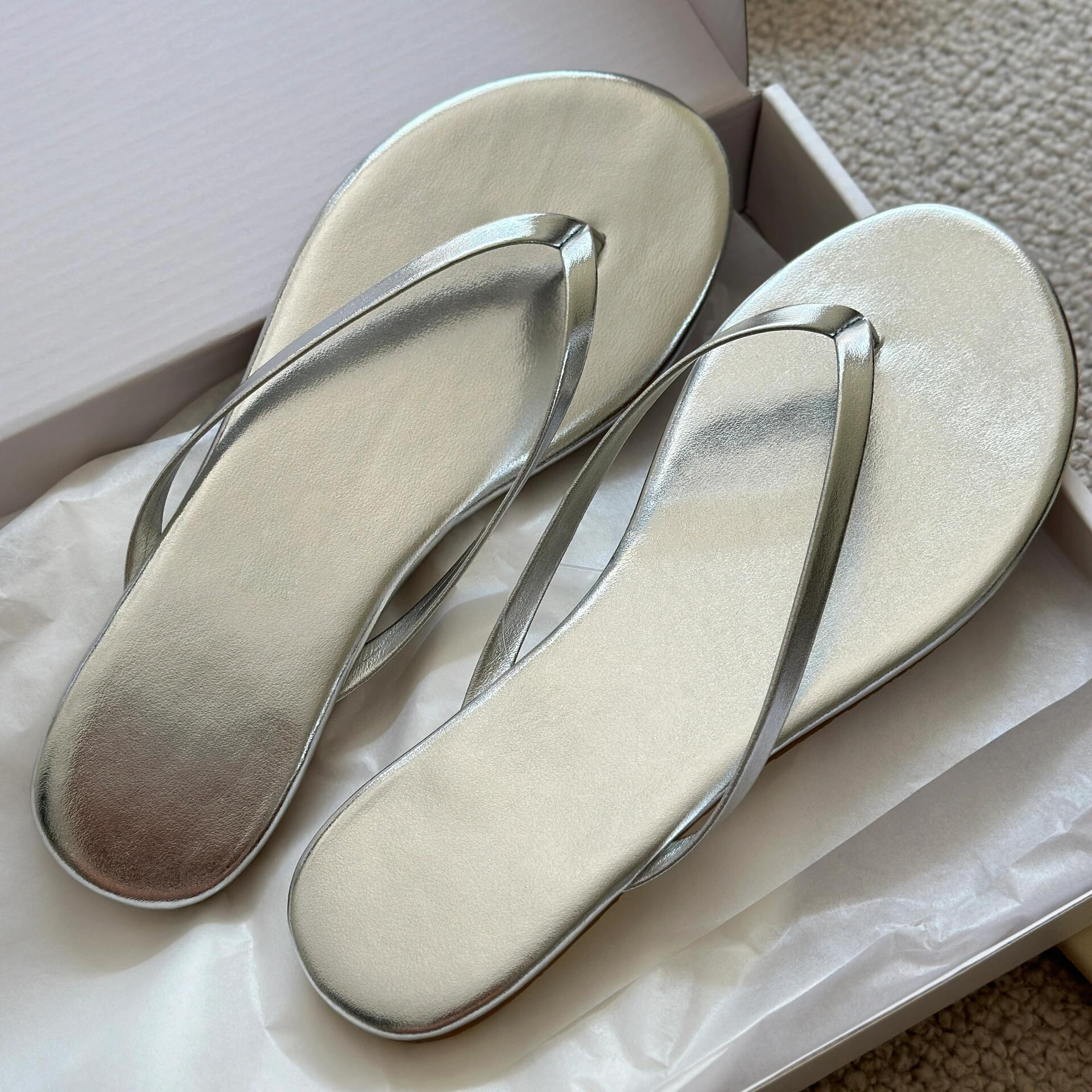 Versión coreana de simples chanclas de cuero plateado para mujer verano plano vacaciones junto al mar chanclas antideslizantes sandalias y zapatillas de todo fósforo verano