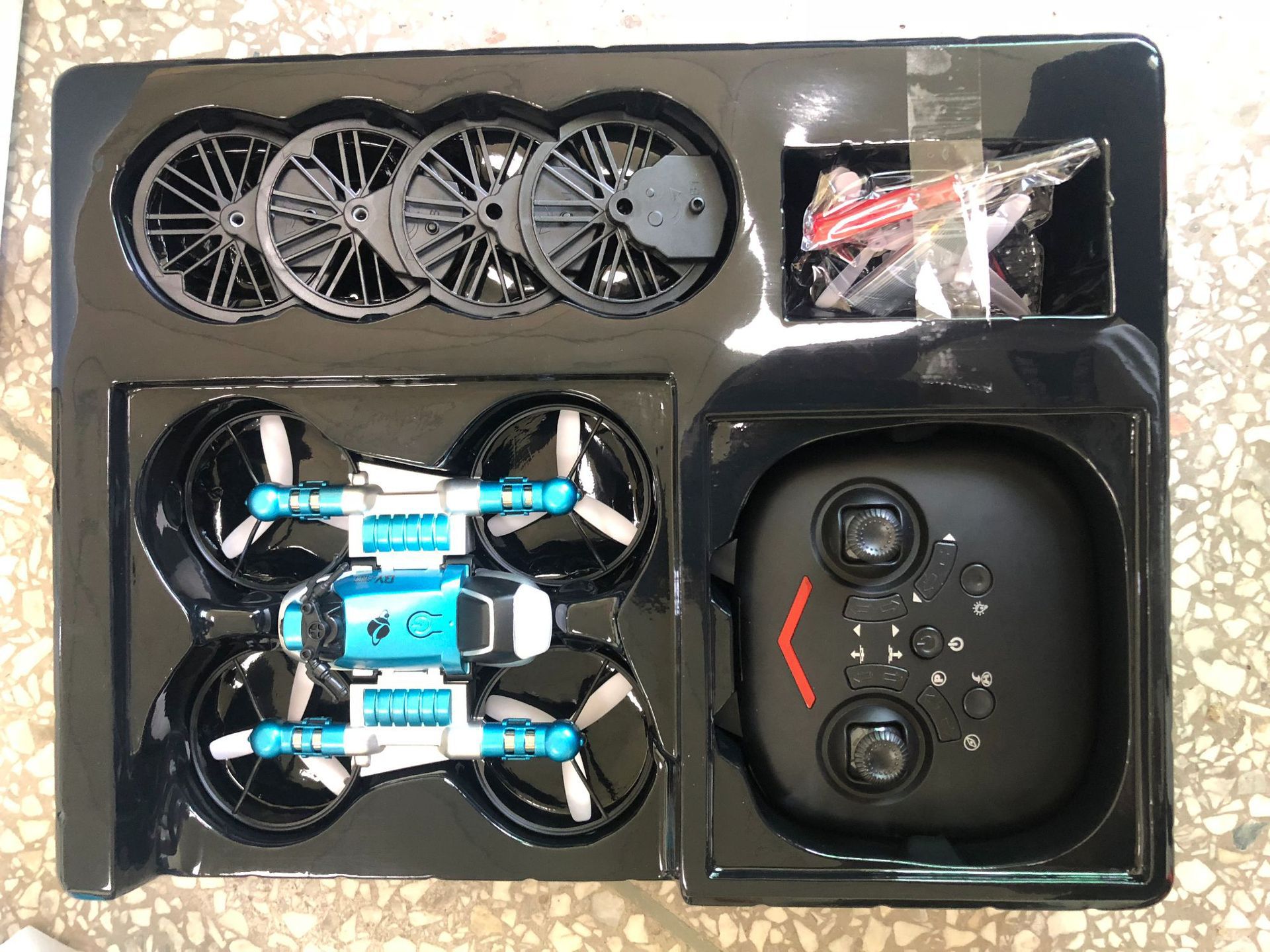 遥控四轴变形飞行器