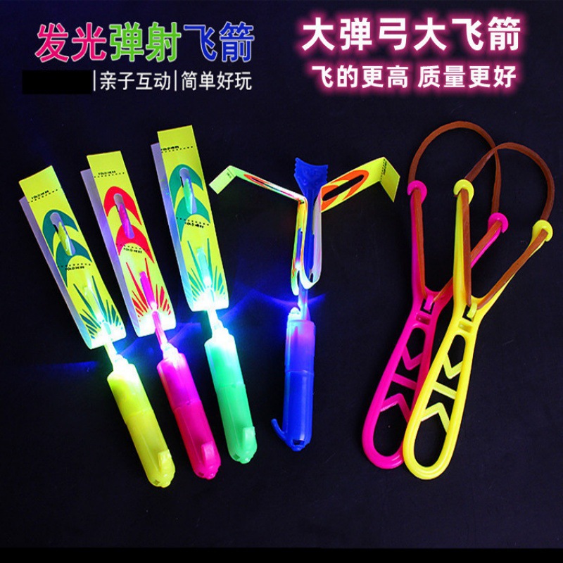 Yiwu pequeño mercado de productos básicos juguetes para niños al por mayor regalos del mercado nocturno bajo 1 yuan puesto nuevos pequeños regalos luminosos.