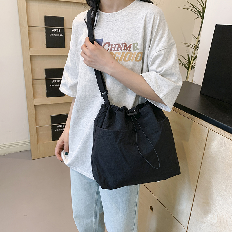A stylish single-shoulder crossbody bag for 2024, a large-capacity casual commuting bag for classes, and a beautiful and fashionable underarm bag for women undefined