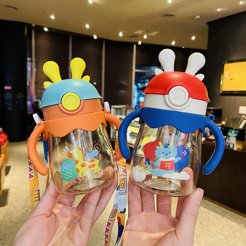 兒童學飲杯嬰兒喝水杯寶寶卡通吸管杯幼兒園水壺帶手柄帶背帶兩用