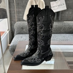 西部のカウボーイの靴は膝の長い筒のクロスを過ぎません。
