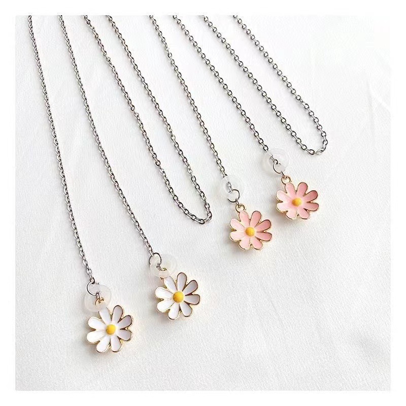 Powder chrysanthemum necklace