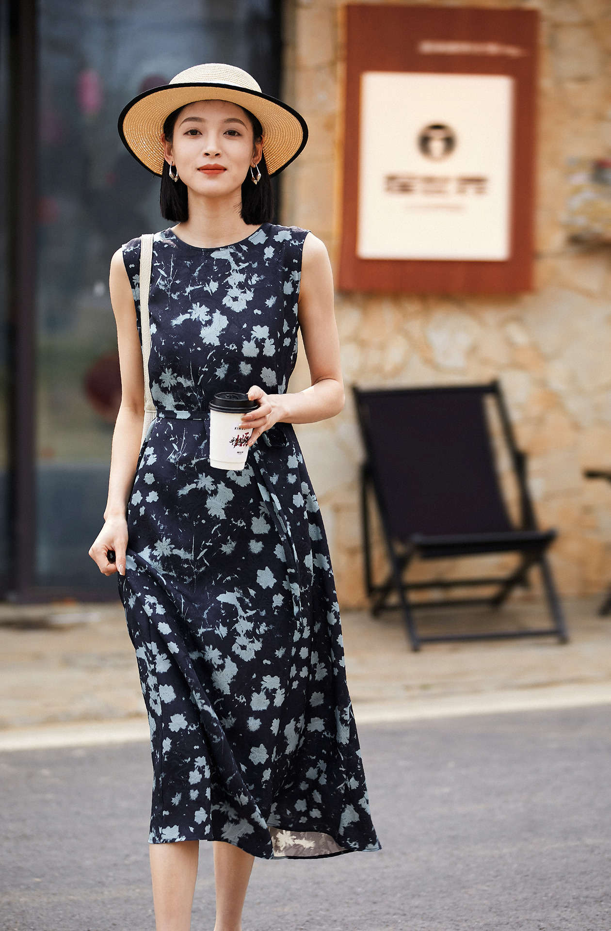 Đầm maxi nữ thắt eo không tay in hoa lụa tơ tằm — Màu xanh đậm chi tiết 3