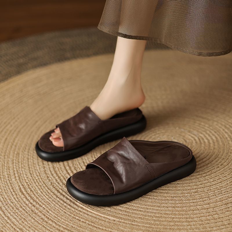 Sandálias de soleas suaves para mujeres 2026 verano nuevo tipo plano medio remolque zapatillas antideslizantes de alta calidad para mujeres