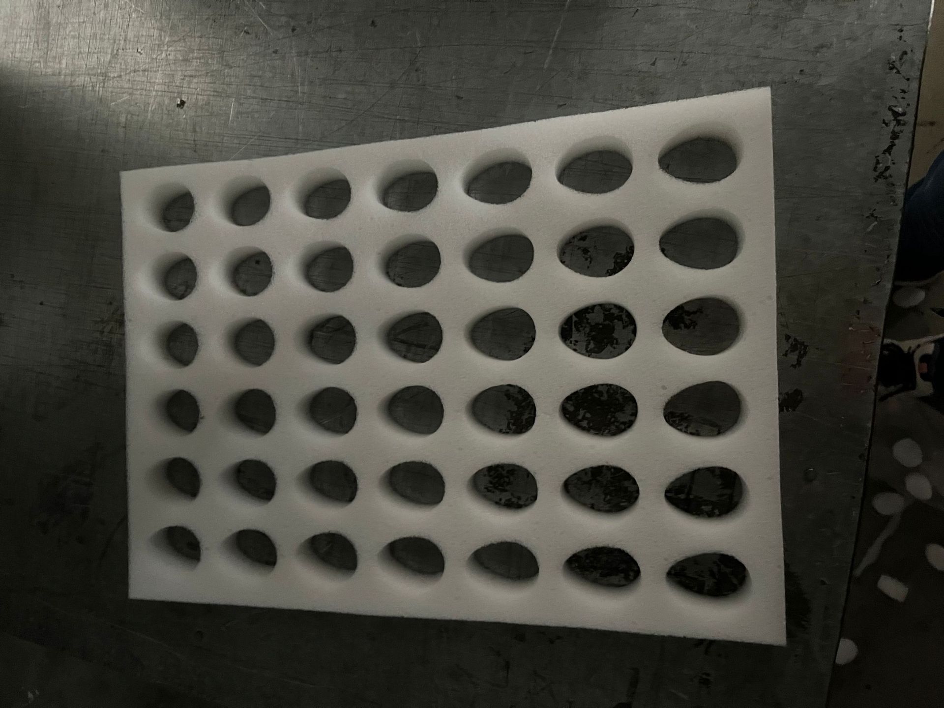 厂家供应白色草莓成型开孔海绵/框子白色草莓海绵66枚77枚88枚