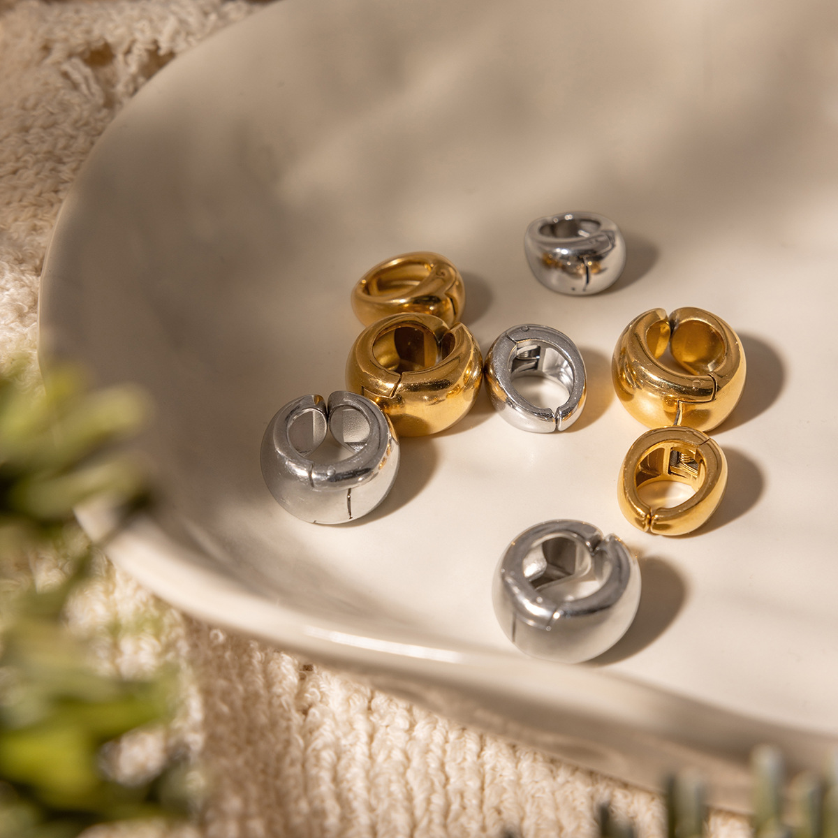 Wanxing Europa y los Estados Unidos gorda orejas de orejas mujeres sin agujeros de orejas de acero inoxidable ligero lujo alto sentido de diseño de joyas transfronterizas