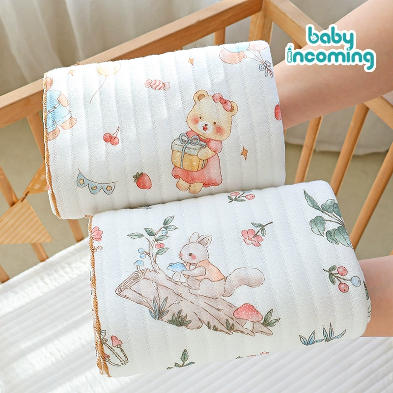 Новорожденный ребенок держит воздушный хлопок осенью и зимой